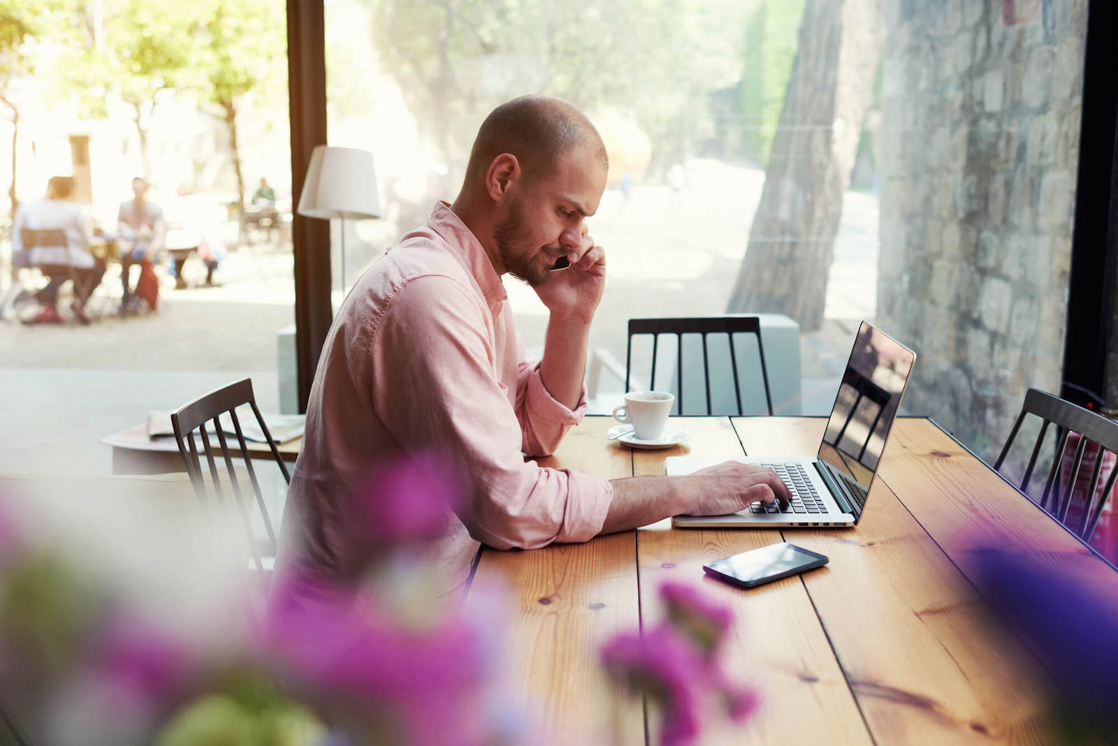 Até mesmo num café com wi-fi é possível acessar os cursos do Sebrae
